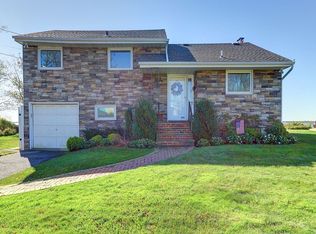2 Jomarr Ct, Massapequa, NY 11758