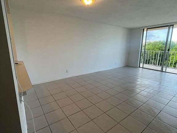 4th image of 500 Executive Center Drive #4m