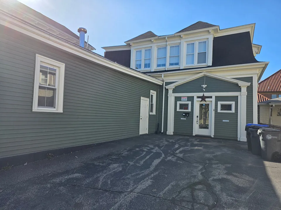 64 Kenyon St #1
