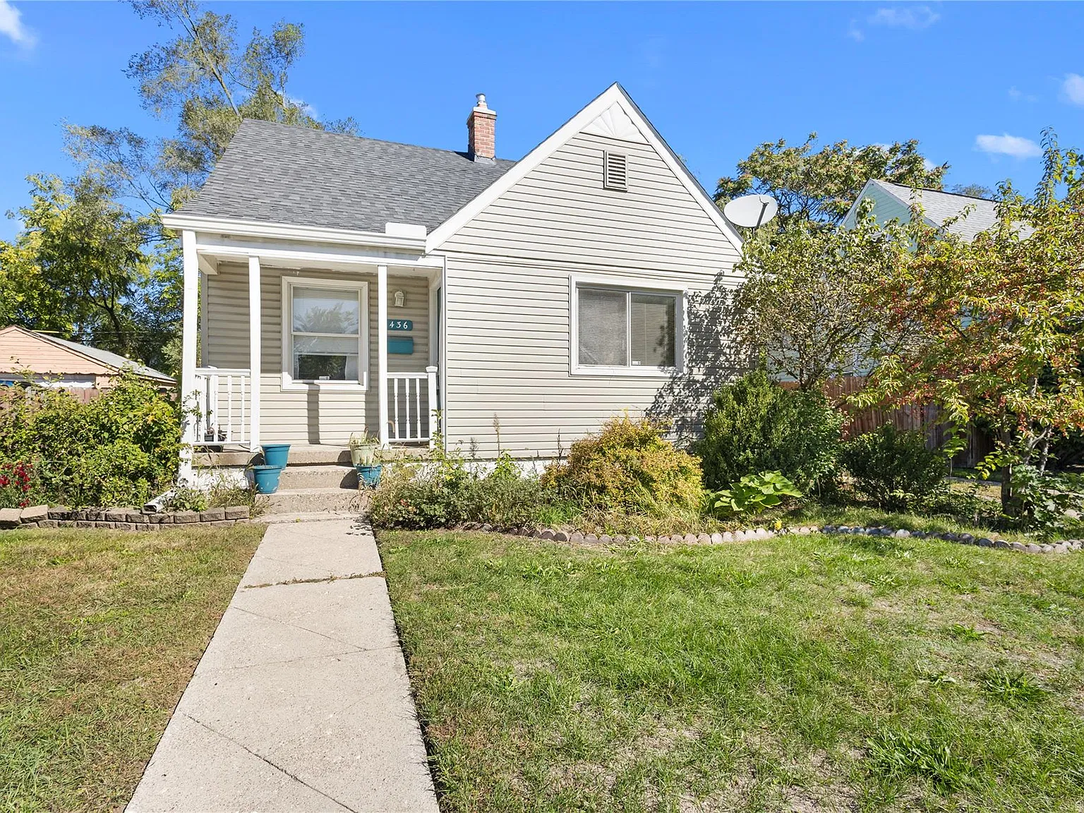 3 bed, 2.0 bath, 1100 sqft, $1,900 — Photo 2