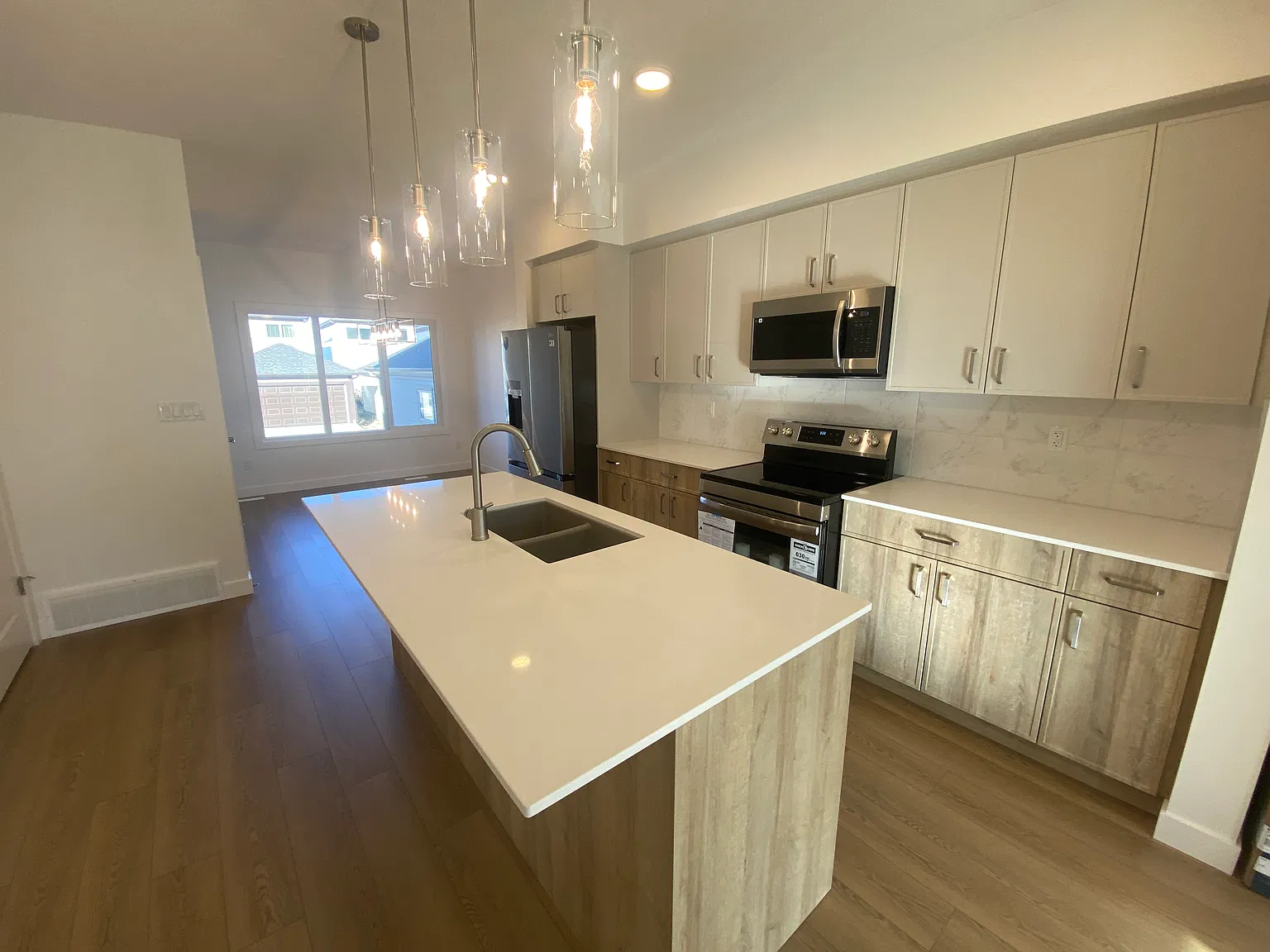 UPPER 1048 14 Avenue Northwest — Photo 2