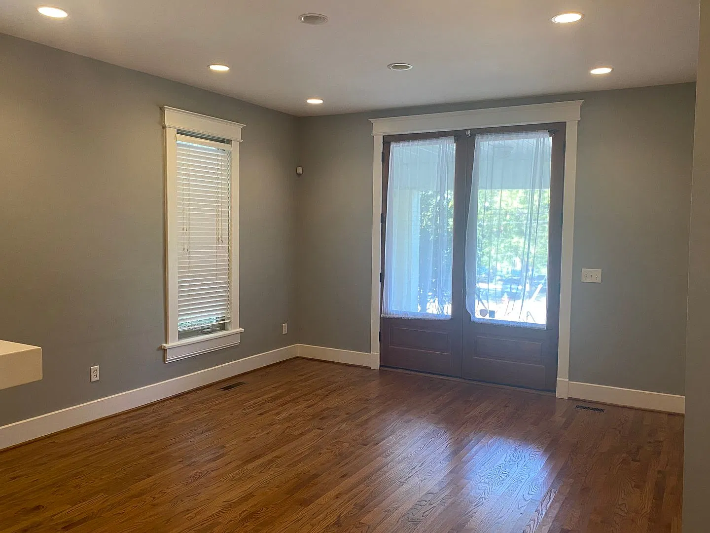 Vanderbilt Place - Wonderful Location 3 bedrooms/3 1/2 baths — Photo 3