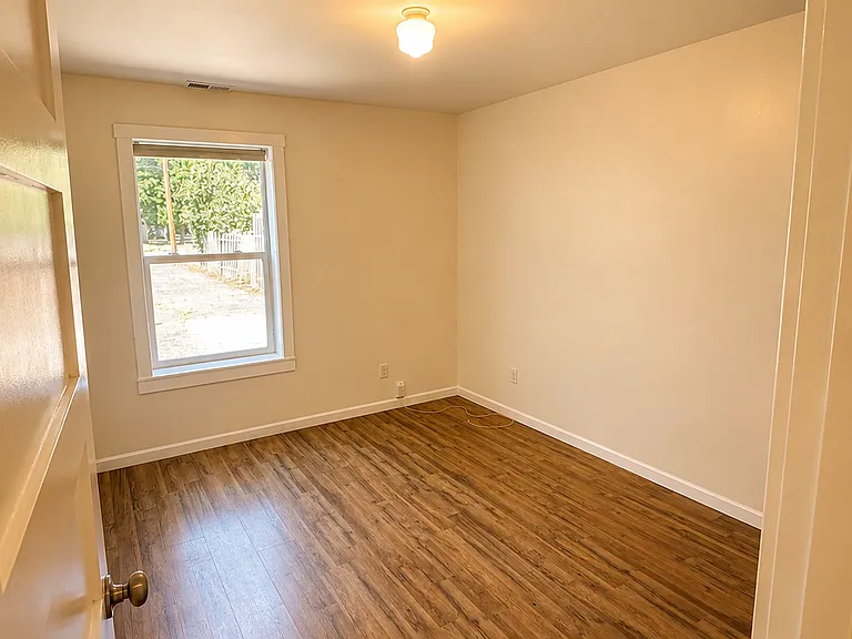 4310 SE 52nd Ave — Photo 4