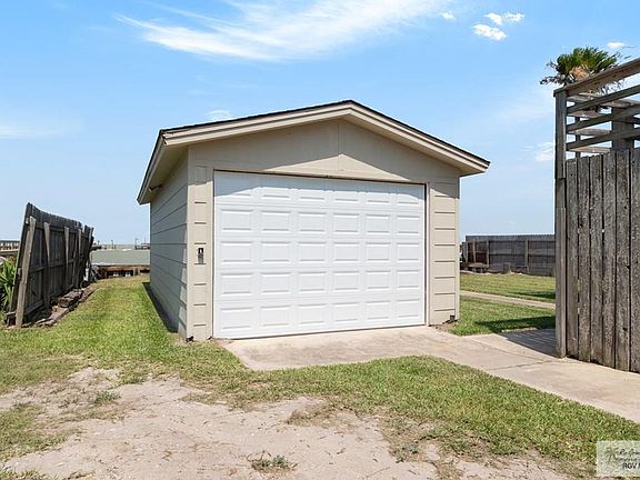 3rd image of 604 N Shore Dr