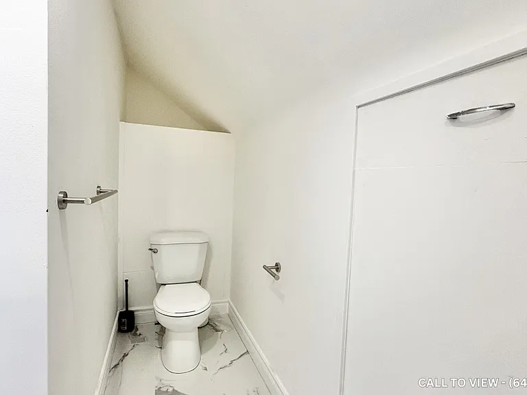 1052 King St E — Photo 6