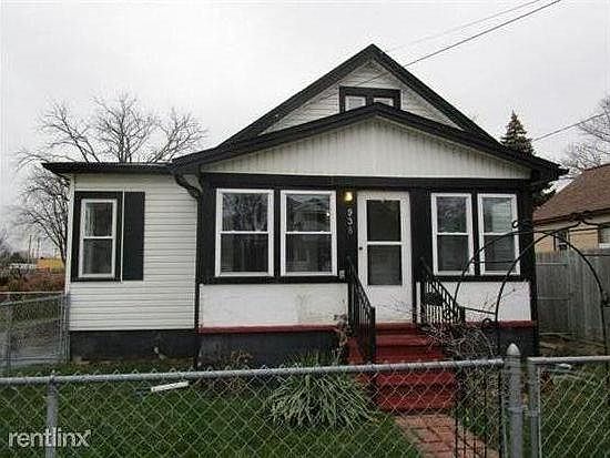 Beautiful enclosed porch, fenced in yard