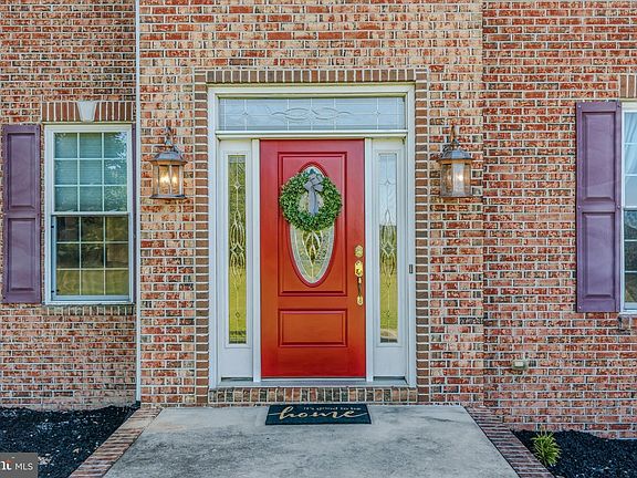 4th image of 374 Farm View Ln