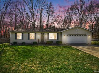 790 Luna Ct, Lake Orion, MI 48362