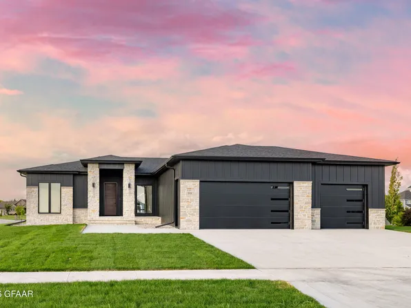 99 Edgewood Ct, Grand Forks, ND 58201