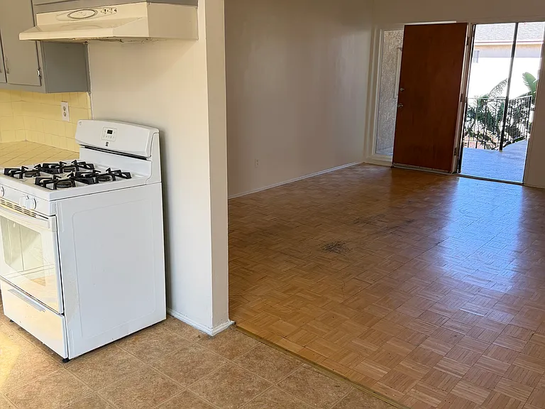 925 Carob Way #7 — Photo 2