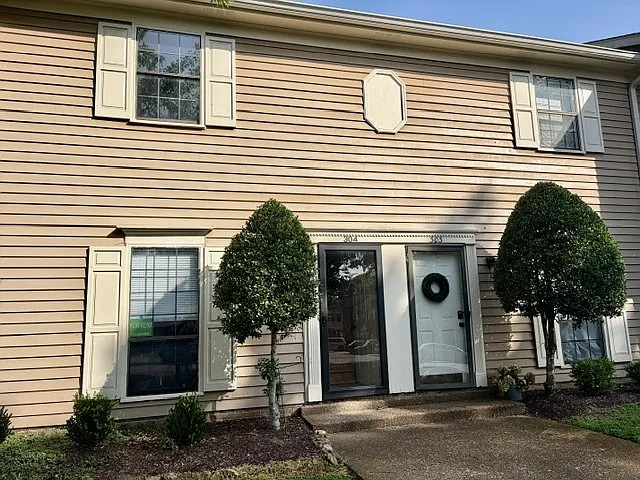304 Brentwood Point — Photo 2