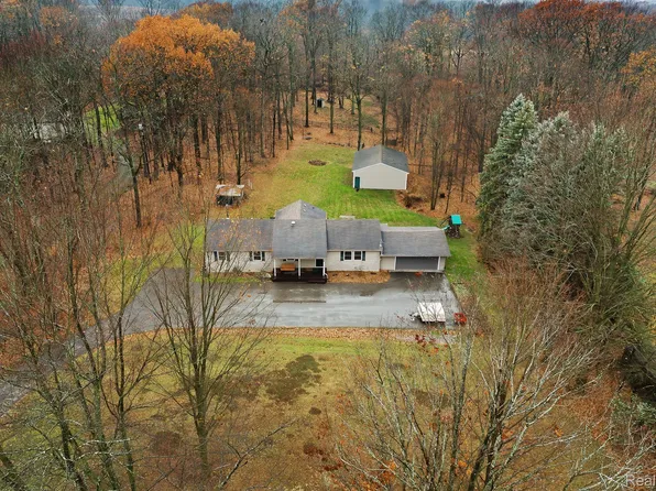 22111 Natasha Ln, South Lyon, MI 48178