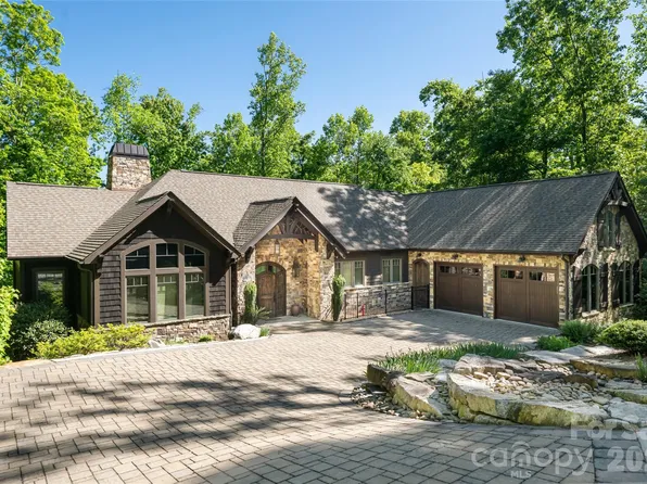 2 Cherokee Orchard Ct, Fairview, NC 28730