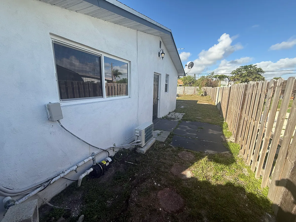 Building Photo - 6571 Osborne Dr #1