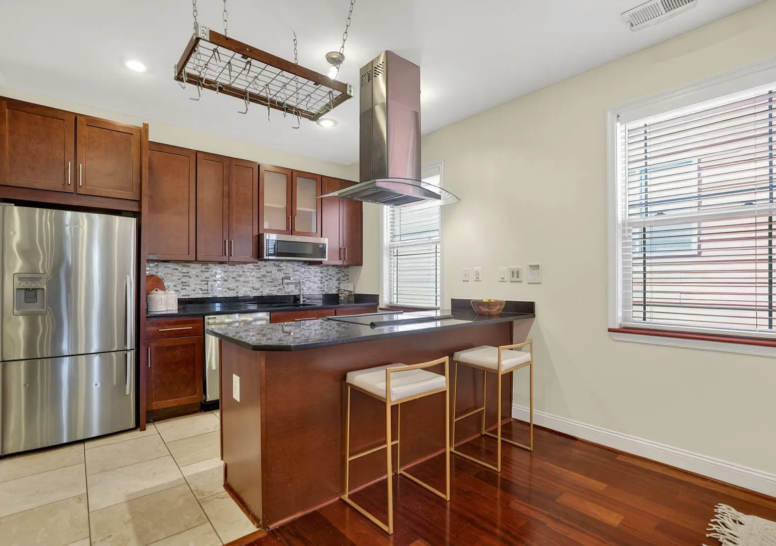 Spacious Two-Level Loft with Gated Parking in Park View! — Photo 4