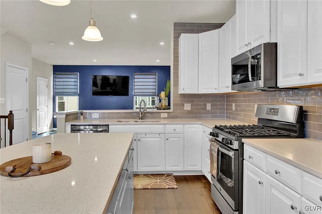 3 bed, 2407 sqft, $3,149 — Photo 3