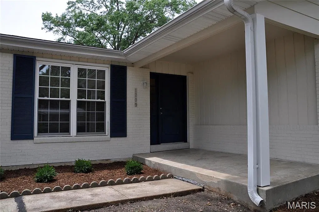 3 bed, 2.0 bath, 1470 sqft, $2,400 — Photo 2