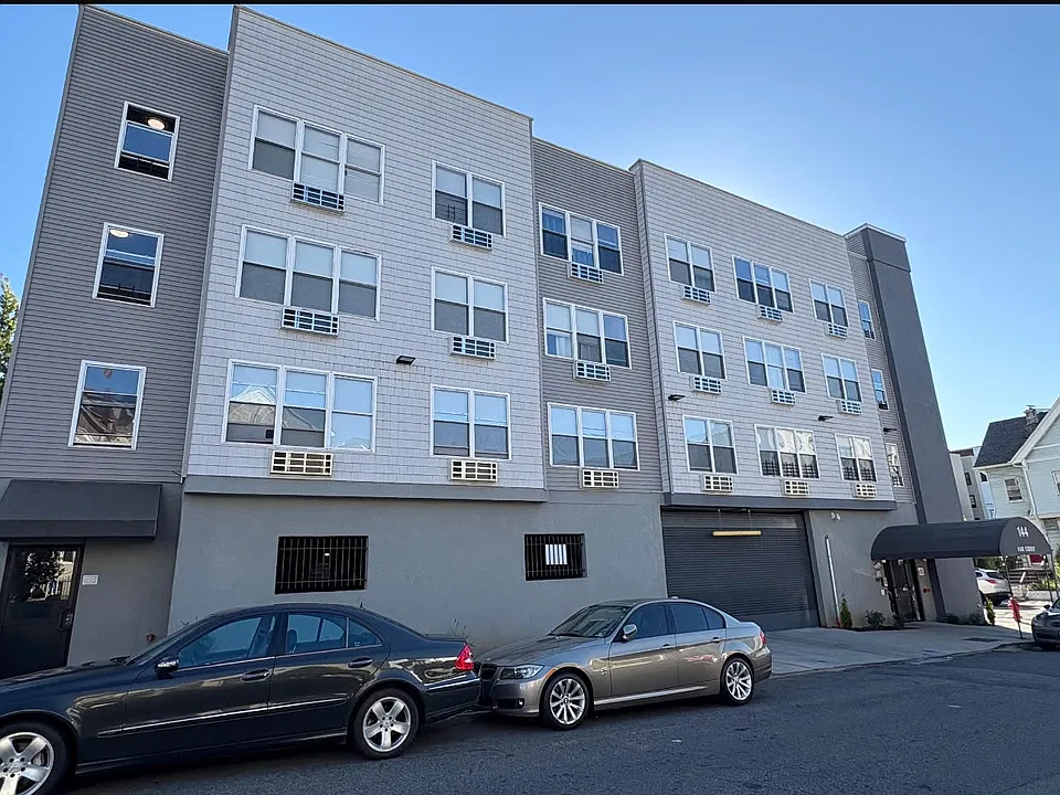 144 Fair St #4