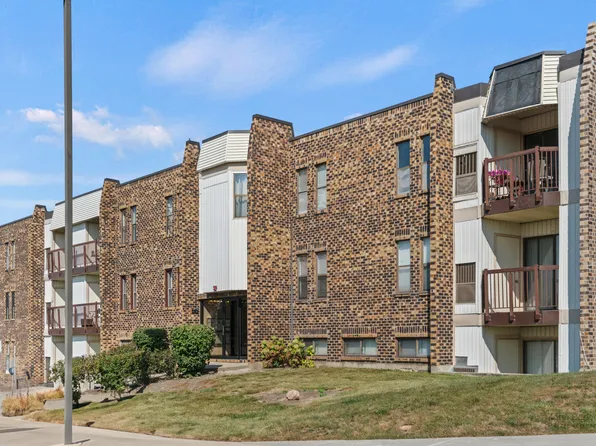 2222 Country Club Dr APT 15, Woodridge, IL 60517