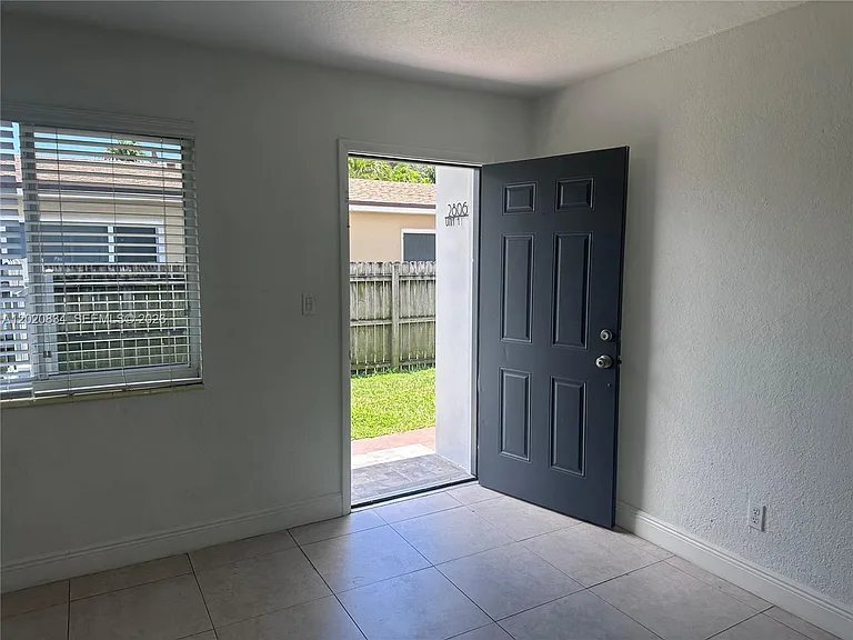 2806 SW 35th Ave #1 — Photo 7