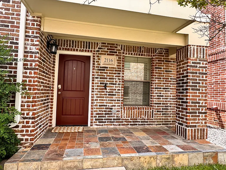 2116 Grove Park Ln — Photo 3