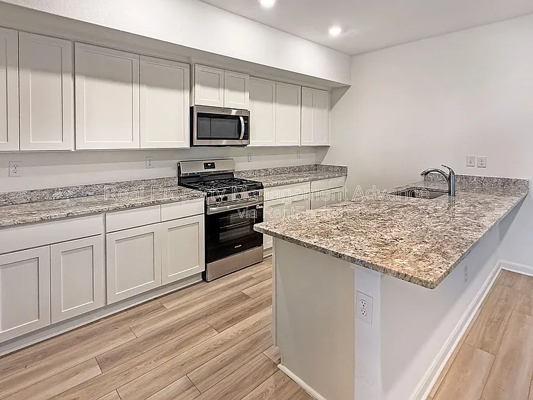 303 Stone Ct — Photo 5