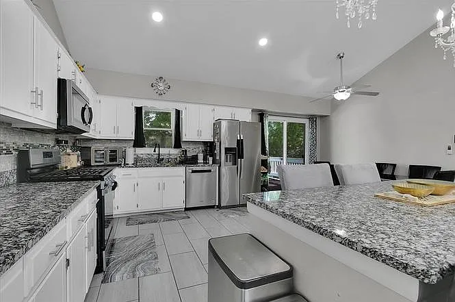 2080 Maplewood Cir — Photo 8