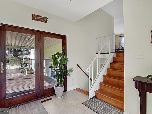 3rd image of 512 Camelot Dr