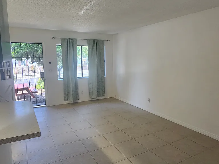 263 E Vermont Ave — Photo 12
