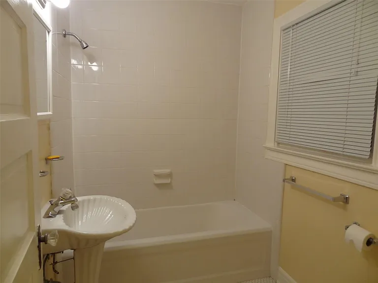 633 Harvard St — Photo 3