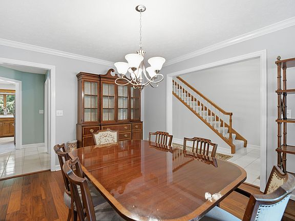 4th image of 3724 Capilano Dr