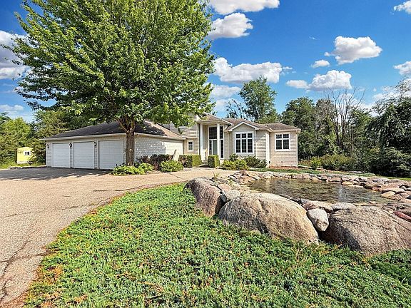 2nd image of 3200 Lakeside Dr