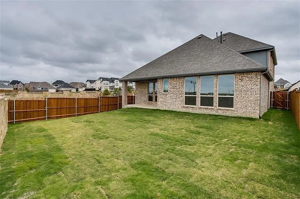 Building Photo - 2161 Balcones Dr