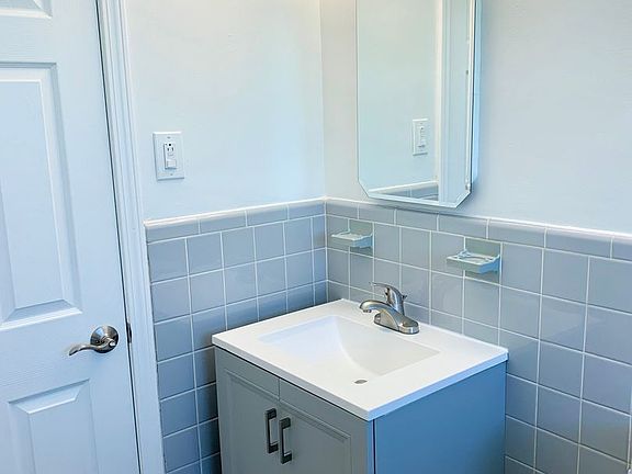 4th image of 403-427 S Crooks Rd #409