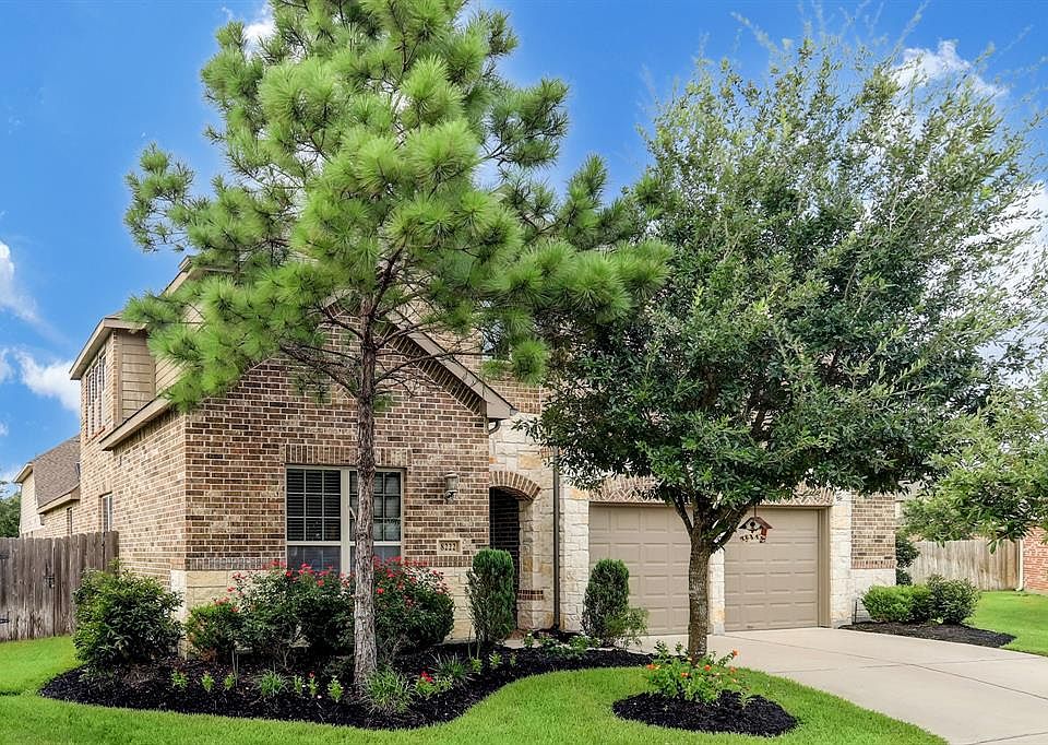 Beautiful Cul-de-Sac with updated landscaping