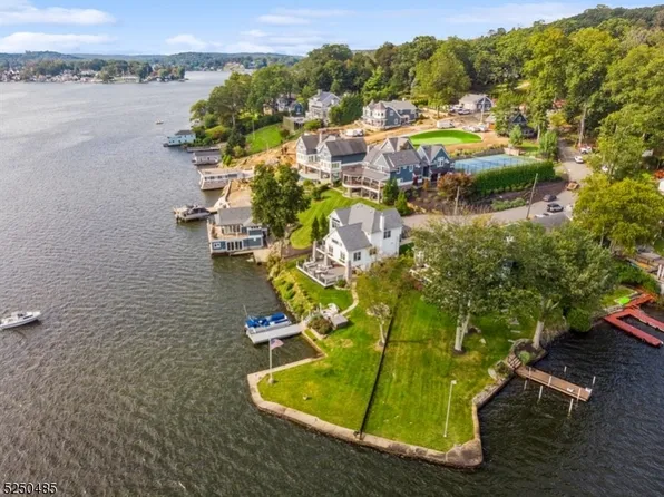 2 Pickerel Point Dr, Hopatcong Boro, NJ 07843