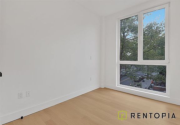 5th image of 426 Tompkins Ave APT 4A