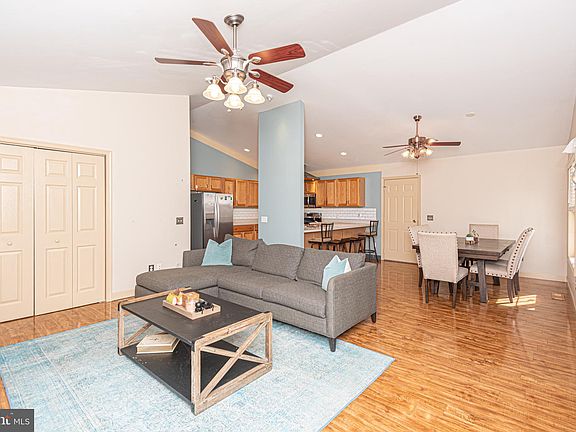 4th image of 313 Hickory Ln