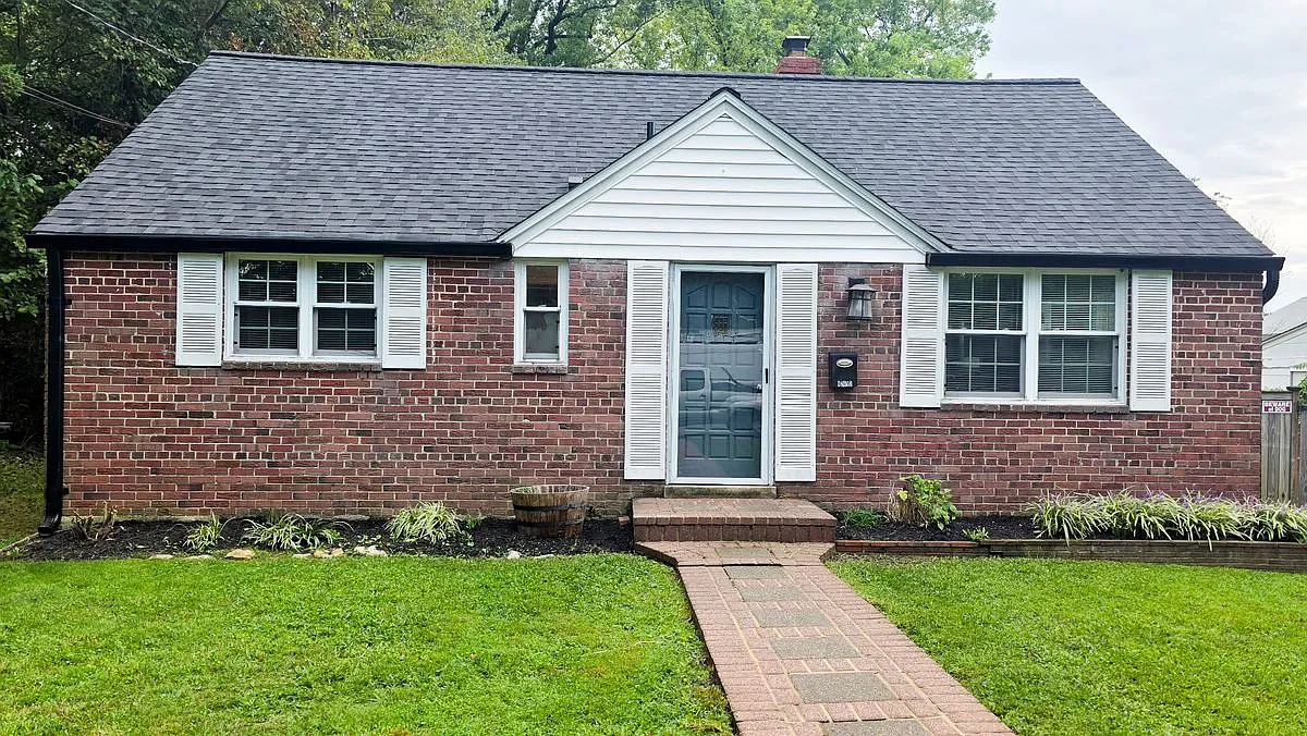 3 bed, 1.0 bath, 910 sqft, $2,600 — Photo 1