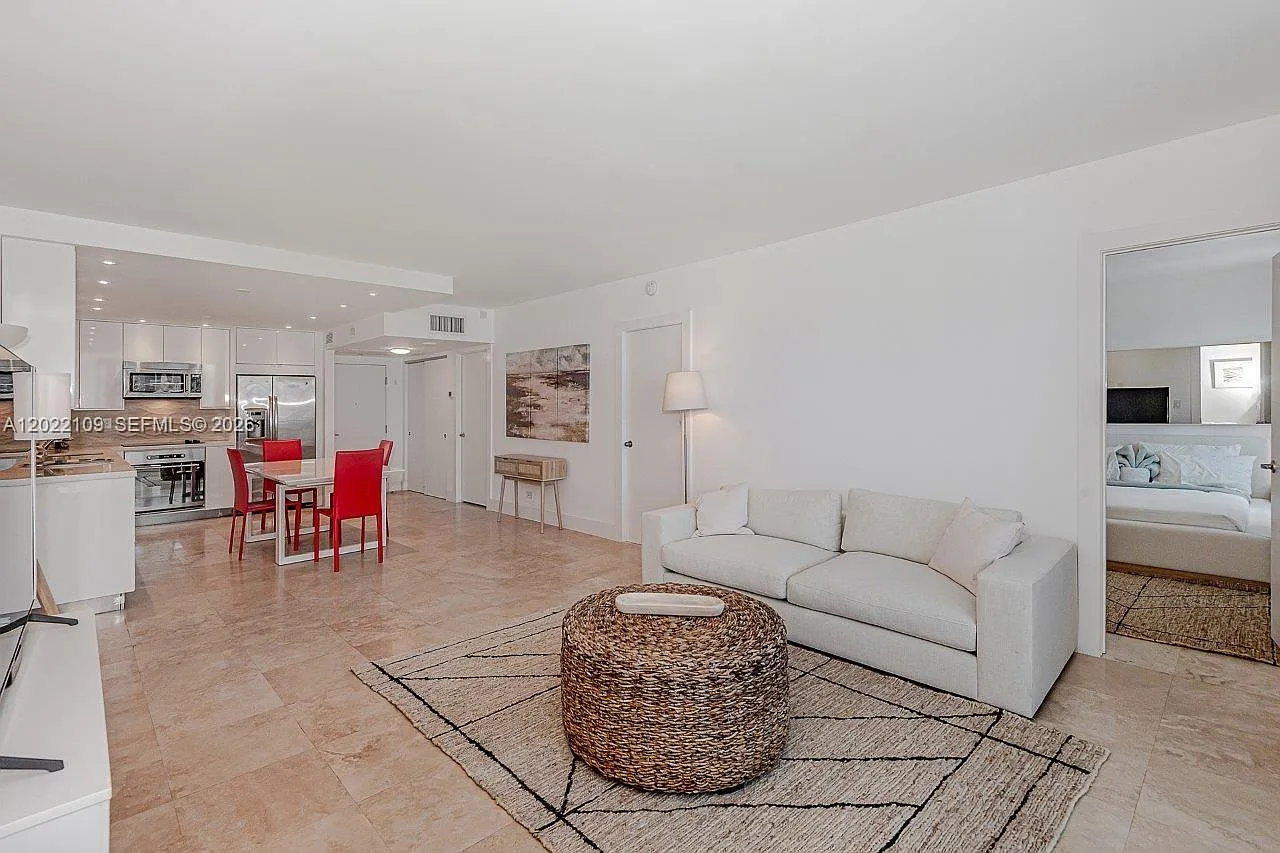 Roney Palace Condo — Photo 3