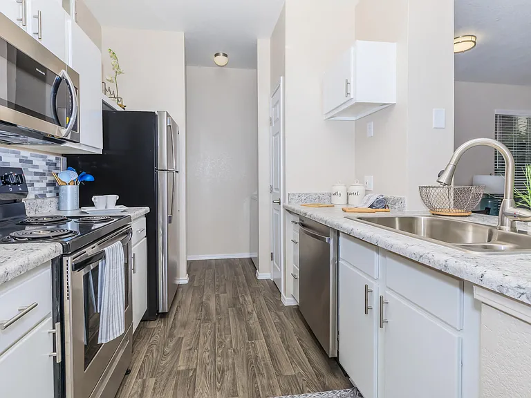 Riverwalk Luxury Apartments — Photo 22