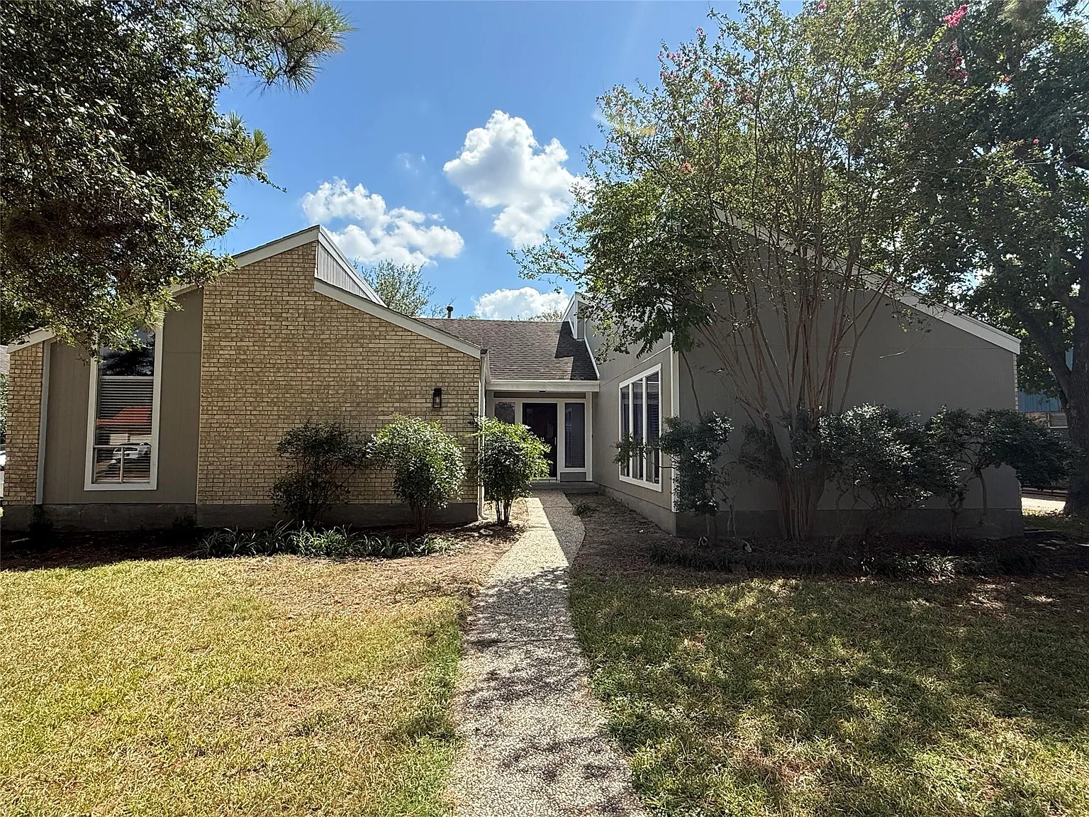 4 bed, 2.0 bath, 1876 sqft, $1,950 — Photo 2