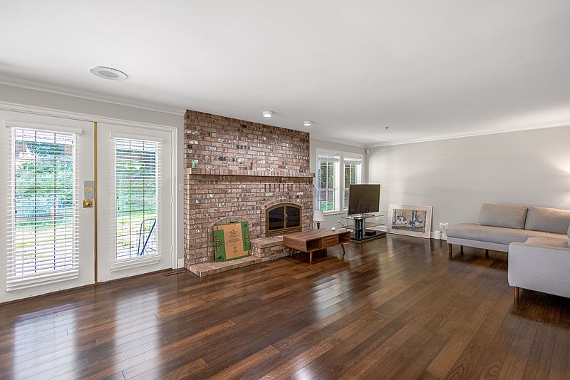 Surrey House for rent - 8 Bedrooms — photo 2