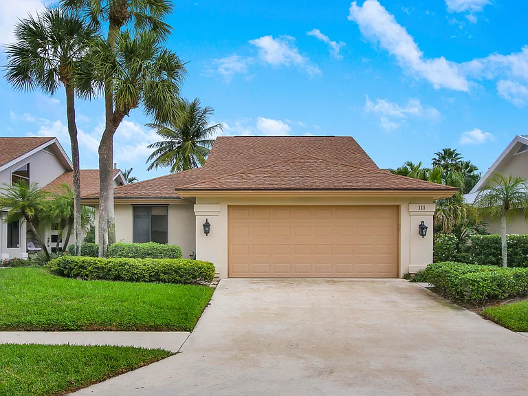 111 Seashore Dr — Photo 1