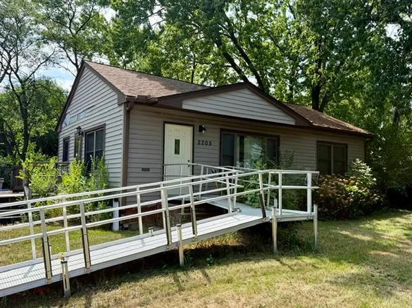2205 Brookview Dr, Brooklyn Center, MN 55430