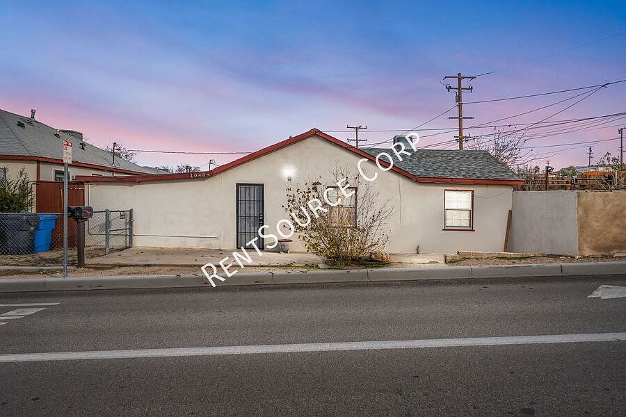 1st image of 1040 1/2 Flora St