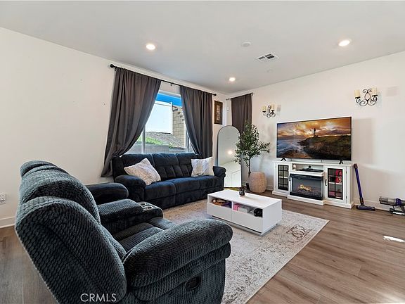 5th image of 364 Castaic Way