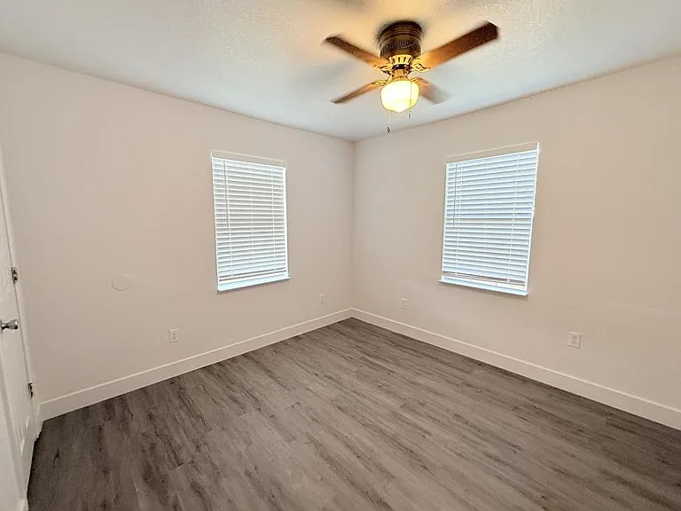 610 W Avenue B — Photo 31