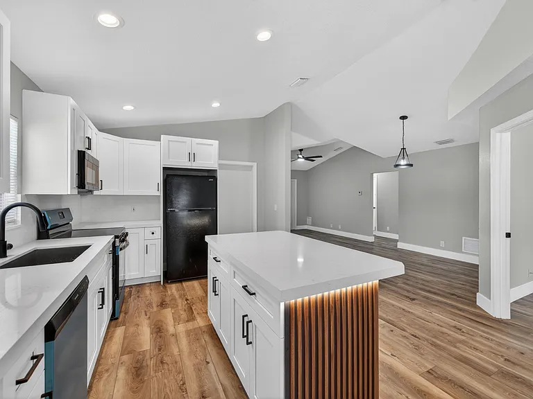 351 NW 8th Ave — Photo 5