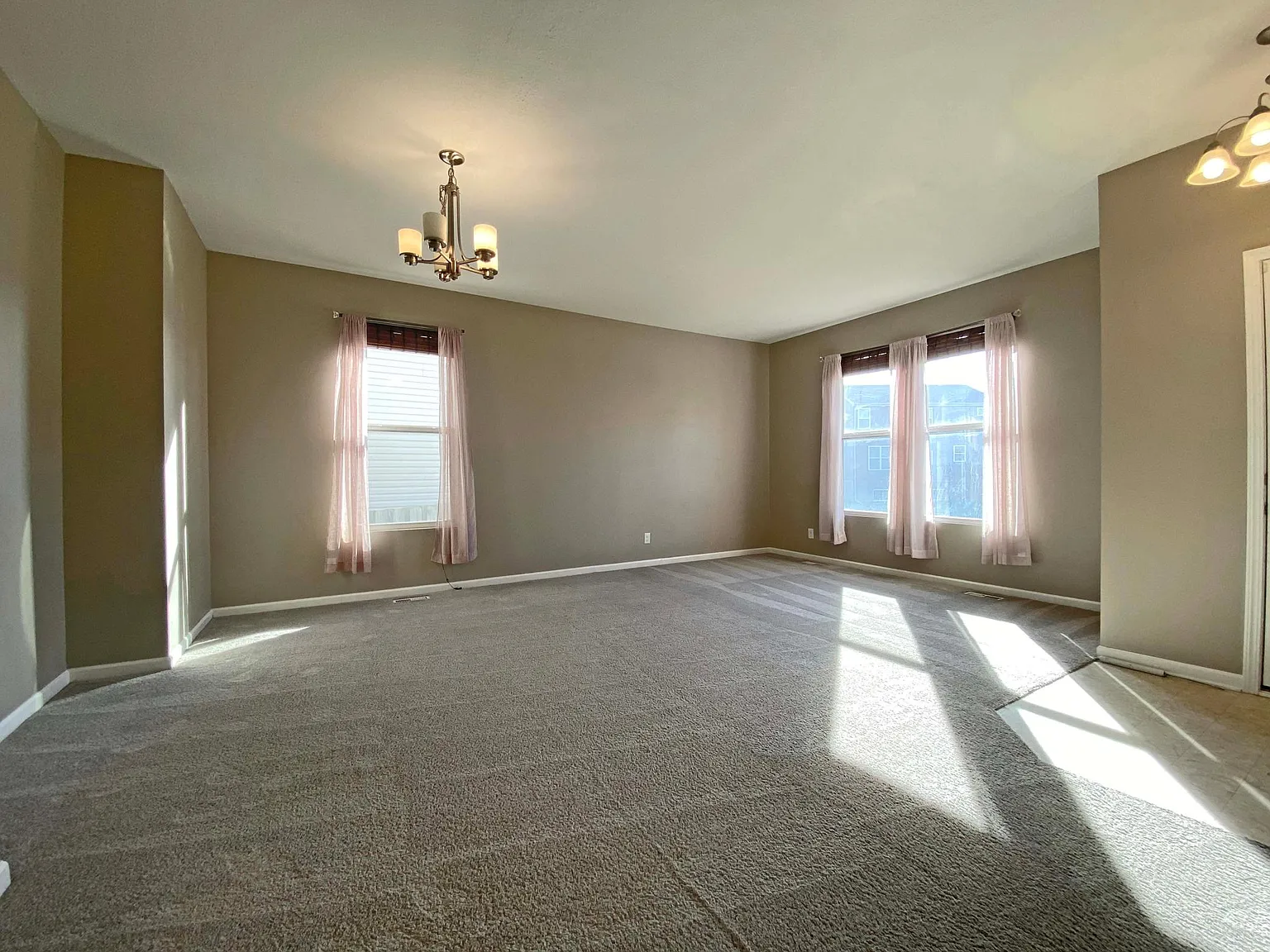 4 bed, 2.5 bath, 2200 sqft, $2,000 — Photo 4